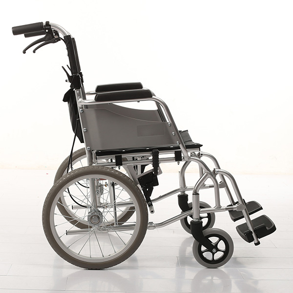 Легкая складная дорожная инвалидная коляска